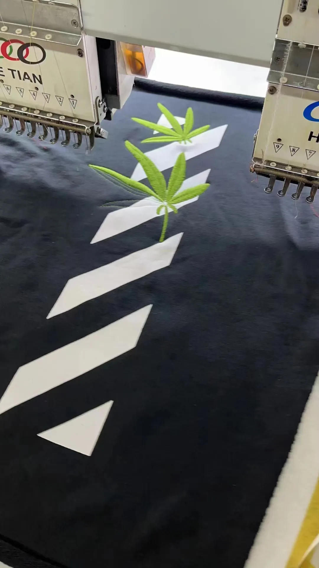 If the strength allows and the orders are placed, the drop shipping will not be out of stock easily. Friends can recommend with confidence, quality and quantity are guaranteed. ——[New Style] 22SS top version OFFWHITE OW lucky leaf embroidery print same trendy brand pure cotton loose autumn and winter hooded sweatshirt for male and female couples. This year’s environmentally friendly series is indeed a bit interesting, all centered around plants. The combination of lucky leaves and arrows has a slightly fresh and artistic style. The front panel printing uses Tajima embroidery printing and superimposed embroidery technology, with a yellow background, a second layer of blue, and the last layer is purple OFF. The embroidery is raised and has a tactile feel. The arrows on the back are made using imported glue technology and then put on the embroidery machine. The printing is realistic and full. Ye Jing's expression is very obvious. Customized three-label auxiliary materials to perfectly restore ZP.  Color: black and white Size: XS-L P:410
